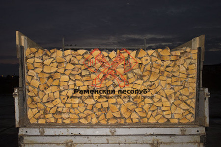 dostavka_kolotykh_drov_ulozhennykh_v_kuzove.jpg